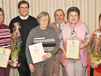 Ehrungen bei der KAB Wickendorf: Das Bild zeigt von links Jutta Löffler, Präses Detlef Pötzl, Agathe Ellmer, Vorsitzenden Günther Fehn, Marianne Heinlein und Diözesansekretärin Maria Gerstner. Foto: Uwe Thoma