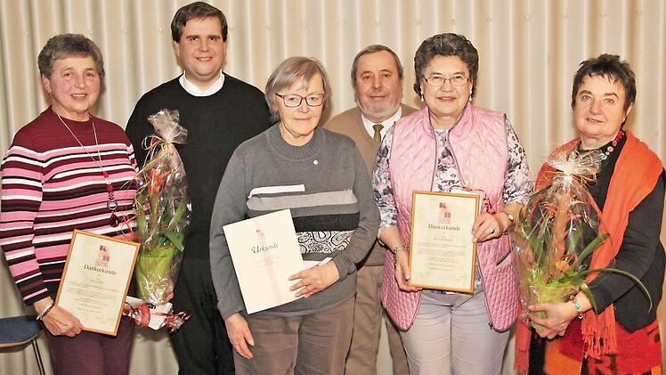 Ehrungen bei der KAB Wickendorf: Das Bild zeigt von links Jutta Löffler, Präses Detlef Pötzl, Agathe Ellmer, Vorsitzenden Günther Fehn, Marianne Heinlein und Diözesansekretärin Maria Gerstner. Foto: Uwe Thoma