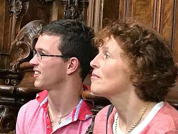 Ein Bild mit Symbolkraft: Ulrike Müller und ihr Sohn Fabian haben eine sehr enge Beziehung.  Foto: privat