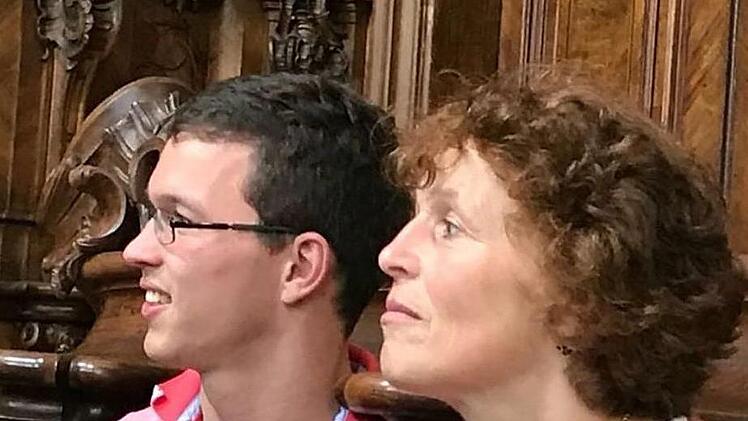 Ein Bild mit Symbolkraft: Ulrike Müller und ihr Sohn Fabian haben eine sehr enge Beziehung.  Foto: privat