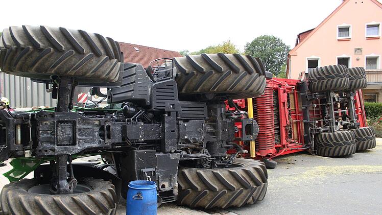 In Oberfranken geriet ein Traktor ins Schleudern und kippte um. In seinem Anh&auml;nger hatte er Mais geladen, der sich auf der Staatsstra&szlig;e 2163 &uuml;ber die komplette Fahrbahn ergoss. Zur Bergung musste die Feuerwehr ausr&uuml;cken.  Foto: NEWS5 / Holzheimer