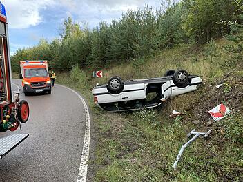 79-J&auml;hrige kommt von Fahrbahn ab und landet auf Dach