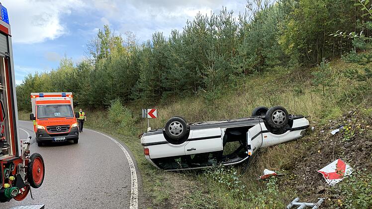 79-J&auml;hrige kommt von Fahrbahn ab und landet auf Dach