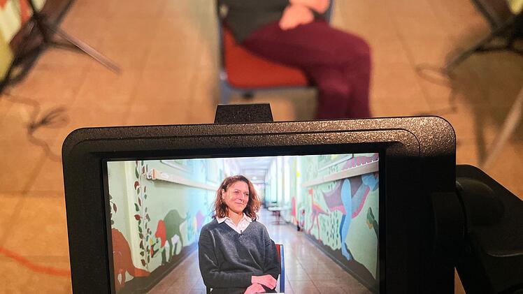 Barbara Mächtle ist Rektorin der Gräfenau-Schule in Ludwigshafen, die mit 37 Sitzenbleibern in der ersten Klasse bundesweit für Schlagzeilen sorgte. In der Doku spricht sie offen über die Probleme im deutschen Bildungssystem.