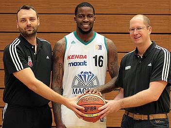 Sam Muldrow (Mitte) hat zuletzt in der zweiten französischen Liga für Alm Évreux Basket gespielt. Ihn begrüßen Trainer Ivan Pavic (l.) und Teammanager Jörg Mausolf. Foto: pr