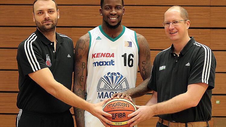 Sam Muldrow (Mitte) hat zuletzt in der zweiten französischen Liga für Alm Évreux Basket gespielt. Ihn begrüßen Trainer Ivan Pavic (l.) und Teammanager Jörg Mausolf. Foto: pr