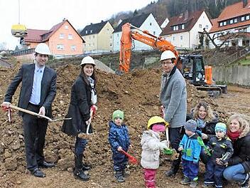 Spatenstich mit Landrat Ulm (l.) und Ebermannstadts Bürgermeisterin Christiane Meyer (2.v.l.)  Foto: fra-press