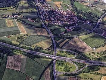 Blick auf die Langendorfer Kreuzung (Mitte). An der Einmündung der Kreisstraße 37 (von rechts kommend) auf die B287 (von unten nach oben in Richtung Hammelburg) ist ein Kreisverkehr geplant. Unten ist die A7 mit der Anschlussstelle Hammelburg West zu sehen.  Foto: Leidorf/ Bund Naturschutz