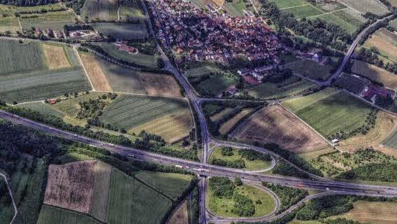 Blick auf die Langendorfer Kreuzung (Mitte). An der Einmündung der Kreisstraße 37 (von rechts kommend) auf die B287 (von unten nach oben in Richtung Hammelburg) ist ein Kreisverkehr geplant. Unten ist die A7 mit der Anschlussstelle Hammelburg West zu sehen.  Foto: Leidorf/ Bund Naturschutz