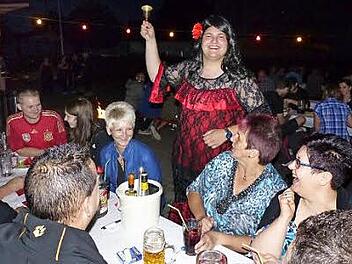 Im Gewand einer spanischen Tänzerin servierte Jonas Gleich gerne etwas Scharfes. Foto: Klaus-Peter Wulf