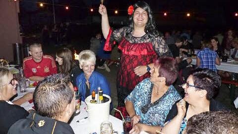 Im Gewand einer spanischen Tänzerin servierte Jonas Gleich gerne etwas Scharfes. Foto: Klaus-Peter Wulf