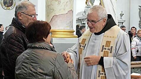 Pater Heribert und seine Mitzelebranten segneten die Gottesdienstbesucher und überreichten kleine Tonkrüge.