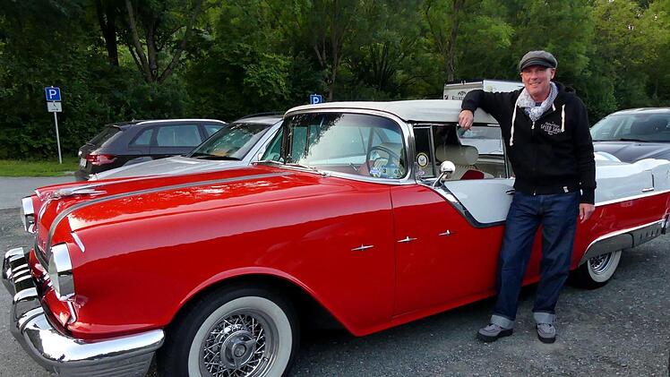 Ulrich Gebauer aus Bad Staffelstein mit seinem Pontiac, Baujahr 1955, passte zur Szene.