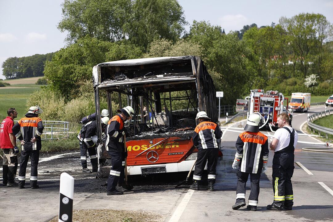 Mittelfranken: Vollbesetzter Schulbus fängt Feuer und brennt komplett aus