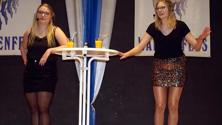 Selina Weber (li) und Alisa Stöcker tauschen ihre  Erlebnisse beim Frauenarzt aus.Susanne Deuerling