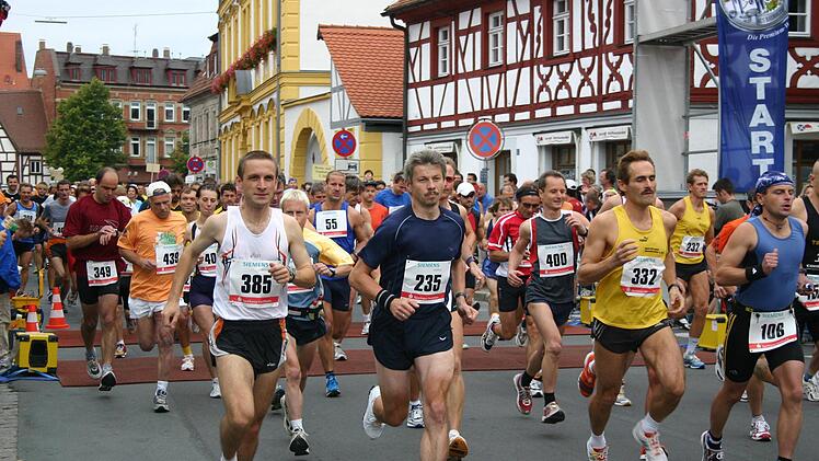 2006 schaffte Schmitt (gelbes T-Shirt, Nr. 332) den FSM mit Start in Forchheim in knapp 3:05 Stunden.