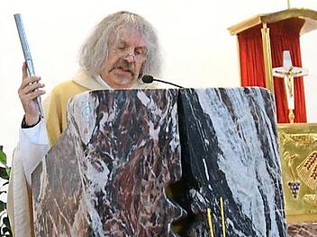 Pater Helmut Haagen OMI meldete sich mit einer beeindruckenden Predigt zum Kirchweihgottesdienst in der Herz-Jesu-Kirche über Orgelpfeifen zurück und erhielt über die humorvolle Mundartpredigt spontan viel Beifall. Foto: K.-H. Hofmann