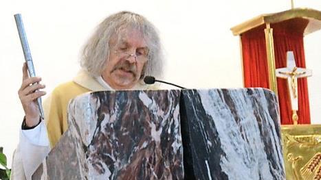 Pater Helmut Haagen OMI meldete sich mit einer beeindruckenden Predigt zum Kirchweihgottesdienst in der Herz-Jesu-Kirche über Orgelpfeifen zurück und erhielt über die humorvolle Mundartpredigt spontan viel Beifall. Foto: K.-H. Hofmann