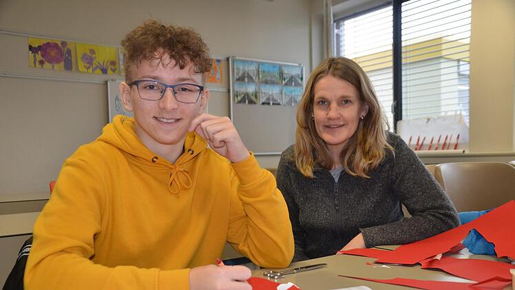 Organisatorin Ingrid Kieninger mit einem Schüler aus Lettland. Bis zum Freitag sind die Gäste in Herzogenaurach. Fotos: Bernhard Panzer