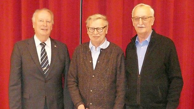 VdK-Ortsvorsitzender Helmut Schlöhlein (rechts) und VdK-Kreisvorsitzender Heinz Wittmann (links) zeichneten Dietmar Linke (Mitte) für 30-jährige Treue zum Sozialverband aus. Foto: Alfred Thieret