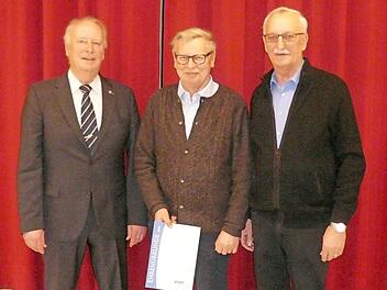 VdK-Ortsvorsitzender Helmut Schlöhlein (rechts) und VdK-Kreisvorsitzender Heinz Wittmann (links) zeichneten Dietmar Linke (Mitte) für 30-jährige Treue zum Sozialverband aus. Foto: Alfred Thieret