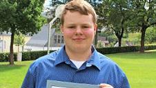 Klassensprecher Marcel Scherbel, nahm das Zertifikat für die erfolgreiche Teilnahme am Präventions-Projekt "klar bleiben - feiern ohne Alkoholrausch" entgegen.  Foto: hs