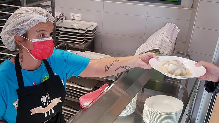 Petra Achtzehn leitet die Schulküche in der Adalbert Stifter-Schule (AST). Während des Lockdowns blieb die Küche kalt. Jetzt werden wieder Schüler mit Essen versorgt, allerdings im Schichtbetrieb. Foto: Ekkehard Roepert