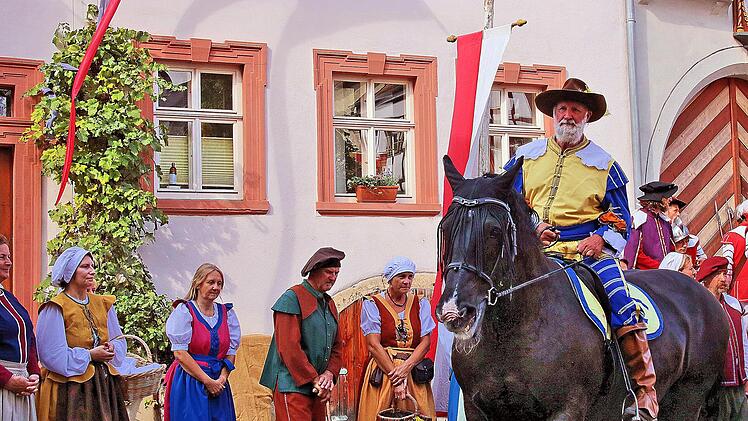 Der schwedische Oberst verlangt die sofortige Übergabe der Stadt. Doch die Mürschter weigern sich und Maria fängt die Kugeln der Schweden auf.