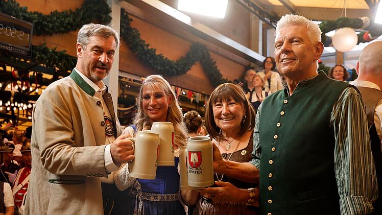 Vergangenes Jahr prosteten der bayerische Ministerpr&auml;sident Markus S&ouml;der (links) und seine Frau Karin (zweite von links) noch dem alten M&uuml;nchner Oberb&uuml;rgermeister Dieter Reiter und dessen Frau Petra zu.