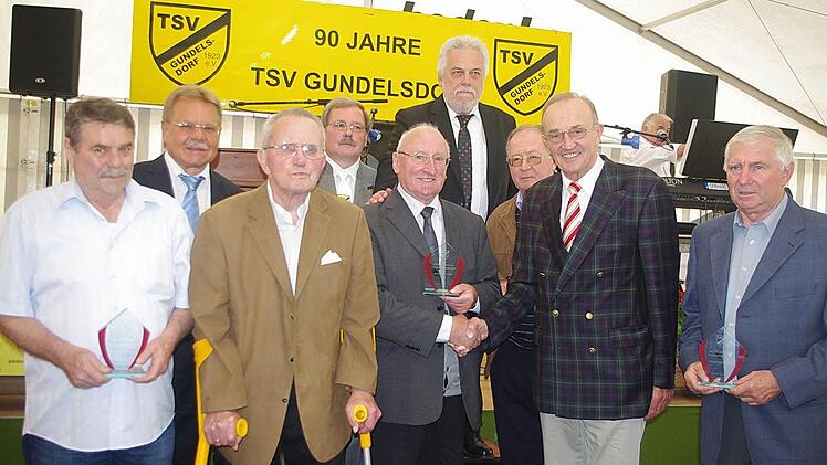 50 oder 60 Jahre halten diese Männer dem TSV die Treue. Bei der Ehrung (von links): Georg Schneider, Wolfgang Beiergrößlein, Hans Mahr, Uwe Löffler, Robert Porzelt, Stephan Porzelt, Horst Welscher, Karl H. Fick und Manfred Langer.