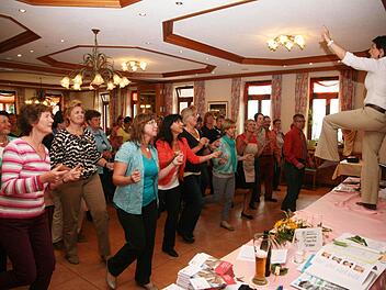 Bewegung hält gesund. Katrin Mickan macht die Ortsbäuerinnen mit dem Line-Dance vertraut.  Foto: Franz Galster