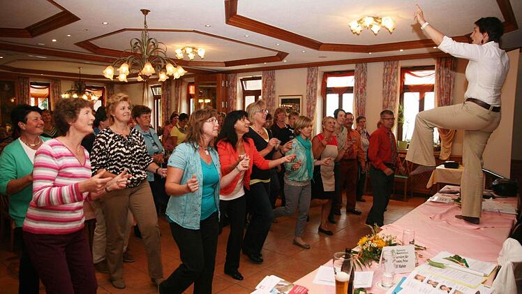 Bewegung hält gesund. Katrin Mickan macht die Ortsbäuerinnen mit dem Line-Dance vertraut.  Foto: Franz Galster