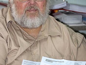 Herbert Geier zeigt den Brief mit der Auftragsbestätigung, die er von der mexikanischen Firma vor ein paar Tagen erhalten hat. Foto: Tobias Kindermann