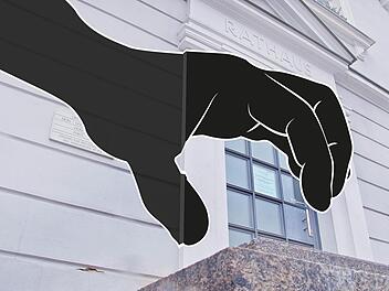 Jahrelang soll ein Rathausmitarbeiter in Höchstadt in die Stadtkasse gegriffen haben. Im November wird der Fall am Amtsgericht Erlangen verhandelt. Foto: C. Bauriedel/Illustration: F. Schäfer