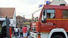 Wagenburg Zeil: Der Feuerwehrwagen blockierte die Zeiler Hauptstraße an der Sparkasse; am Stadtturm bot sich dasselbe Bild.