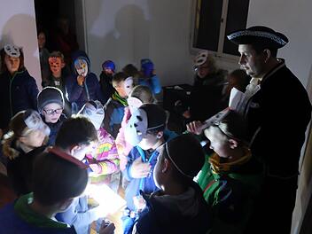 Mit Masken ging es auf Gespensterjagd Foto: Matthias Nöth