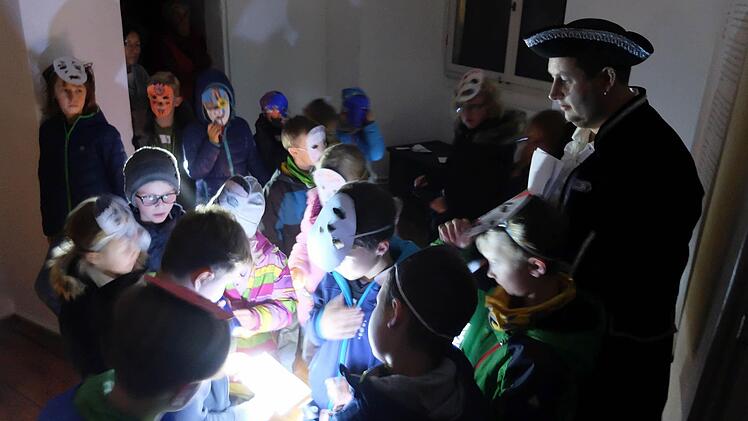 Mit Masken ging es auf Gespensterjagd Foto: Matthias Nöth