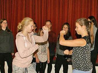 Die Gruppenleiterinnen der Königsberger Pfadfinder lernten Grundprinzipien der modernen Selbstverteidigung mit Marija Milana. Foto: privat