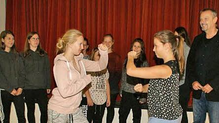 Die Gruppenleiterinnen der Königsberger Pfadfinder lernten Grundprinzipien der modernen Selbstverteidigung mit Marija Milana. Foto: privat