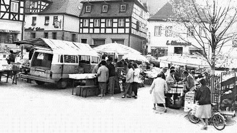Der erste Markttag 1988  Fotos: Stadtarchiv