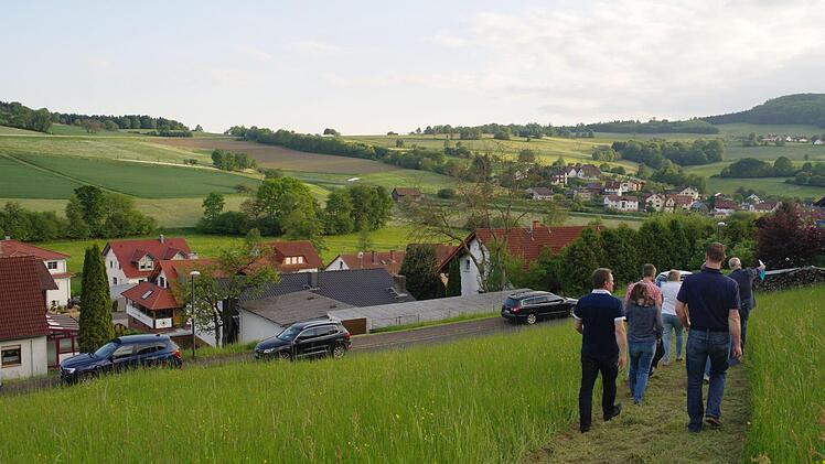 Oberhalb eines Stichwegs "Am Knorrs" würden fünf bis sechs unterschiedlich große Bauplätze liegen, der vorerst angenommene Stichweg war beim Ortstermin gemäht kenntlich gemacht.  Foto: Stephanie Elm