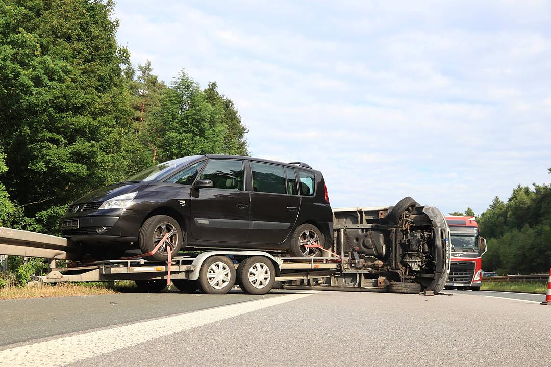 Transporter mit Anhänger kippt auf A73 bei Bamberg um