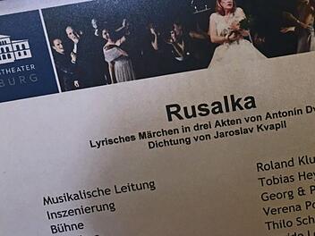 Blick auf den Besetzungszettel: Die Premiere der Oper "Rusalka" am Landestheater Coburg musste wegen der Erkrankung des Tenors Milen Bozhkov in der Pause abgebrochen werden.Foto: Jochen Berger
