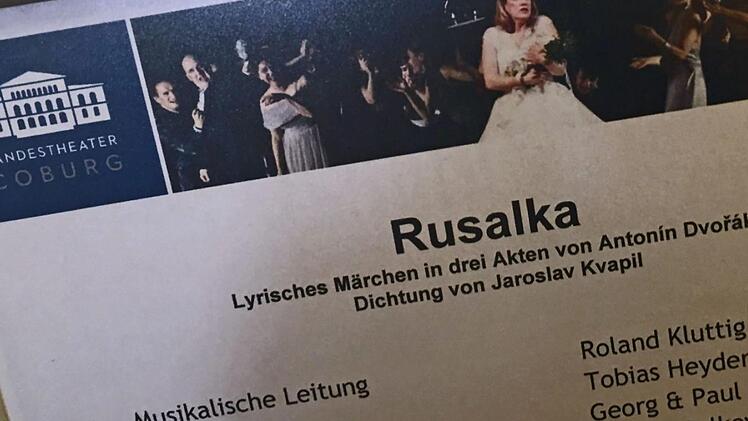 Blick auf den Besetzungszettel: Die Premiere der Oper "Rusalka" am Landestheater Coburg musste wegen der Erkrankung des Tenors Milen Bozhkov in der Pause abgebrochen werden.Foto: Jochen Berger