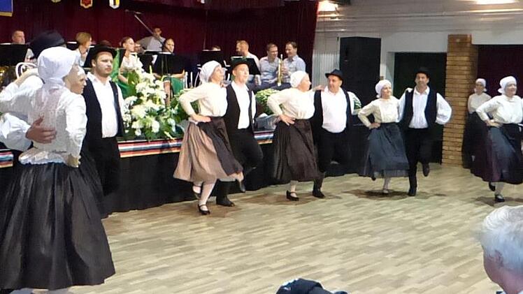 Die Pilisszentiváner Tanzgruppe gefiel mit ihrer flotten Darbietung. Foto: Klaus-Peter Wulf