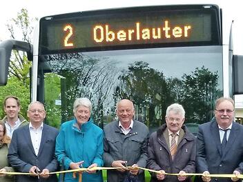 Nun ist Oberlauter auch an die Stadtbuslinie angeschlossen. Darüber freuen sich anlässlich der symbolischen Banddurchschneidung die Offiziellen. Foto: Lothar Weidner