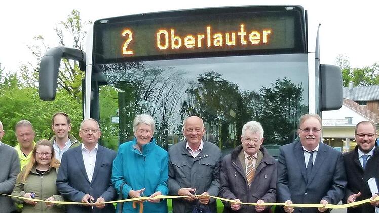 Nun ist Oberlauter auch an die Stadtbuslinie angeschlossen. Darüber freuen sich anlässlich der symbolischen Banddurchschneidung die Offiziellen. Foto: Lothar Weidner