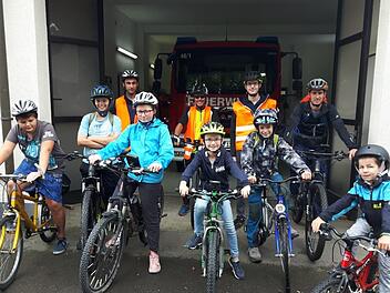 Die Freiwillige Feuerwehr Thundorf organisierte f&uuml;r die Kinder- und Jugendfeuerwehr wieder eine Fahrradtour zum Sulzfelder Badesee. Foto: Philipp Bauernschubert