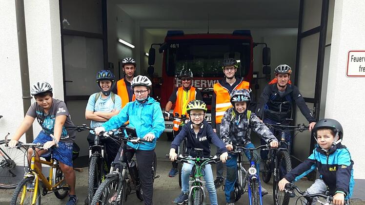 Die Freiwillige Feuerwehr Thundorf organisierte f&uuml;r die Kinder- und Jugendfeuerwehr wieder eine Fahrradtour zum Sulzfelder Badesee. Foto: Philipp Bauernschubert