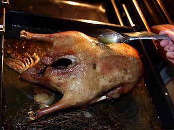 Ein Gänsebraten wird mit seinem eigenen Saft übergossen.Foto: Karl-Josef Hildenbrand/dpa